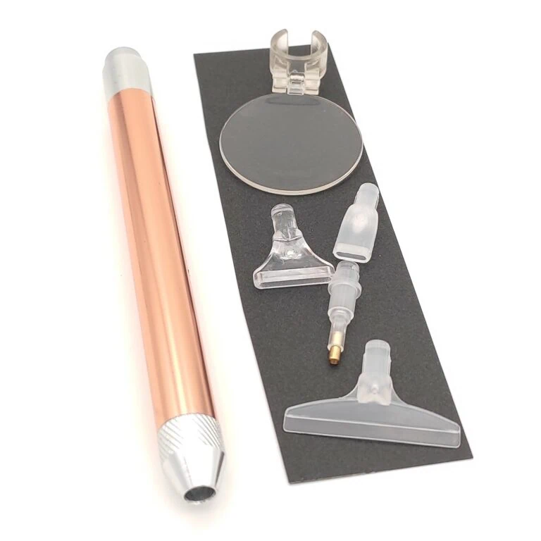 belyst-pen-pink-gylden Oplyst pen med forstørrelsesglas og hoveder