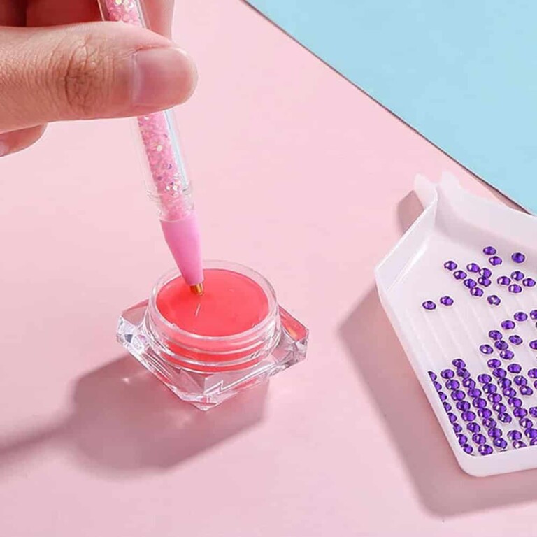 Pot de colle + 5 pastilles pour broderie diamant